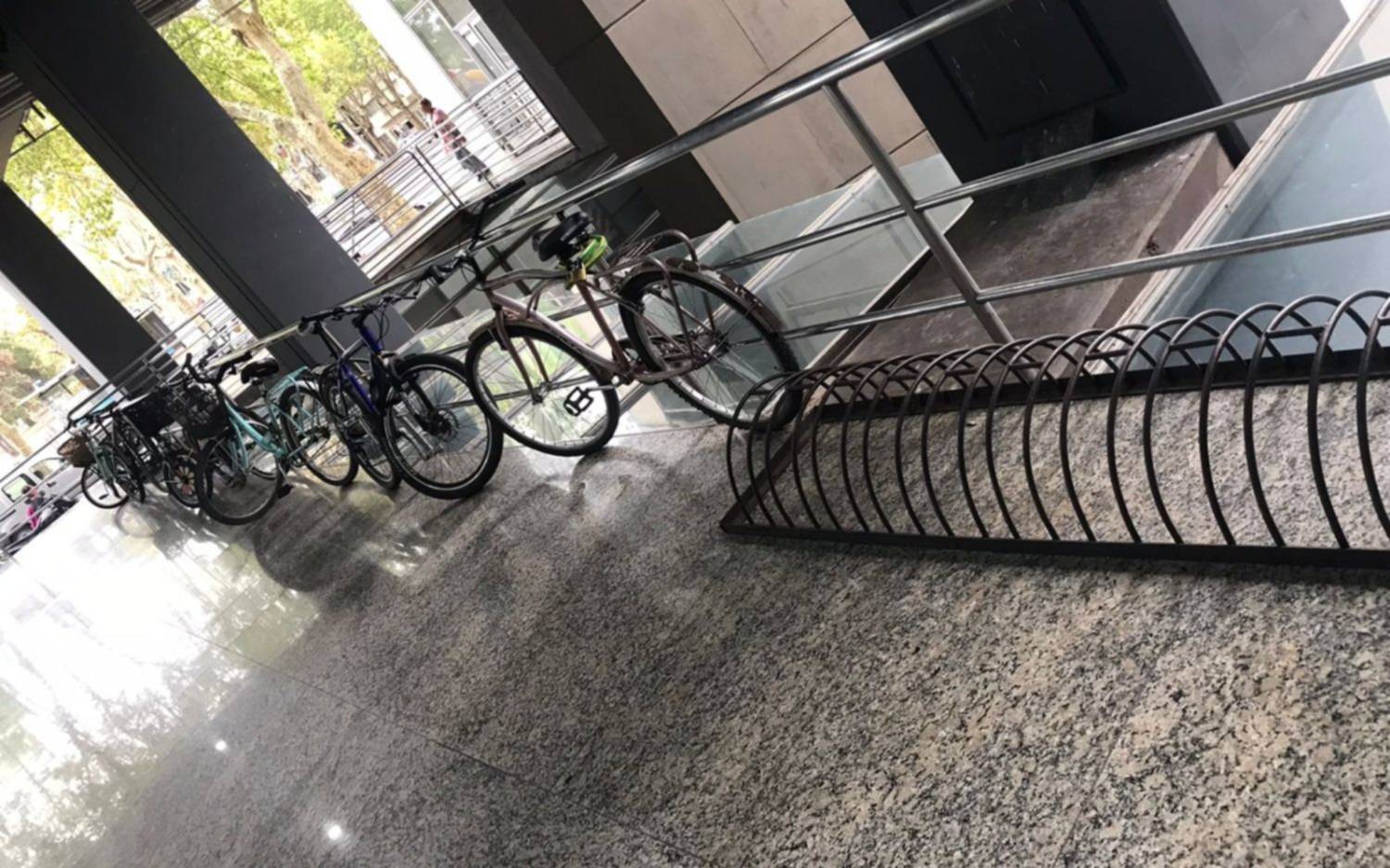 Trabajadores de la torre de 12 y 51, cansados del robo de bicicletas: "No sabemos si la voy a encontrar a la salida"