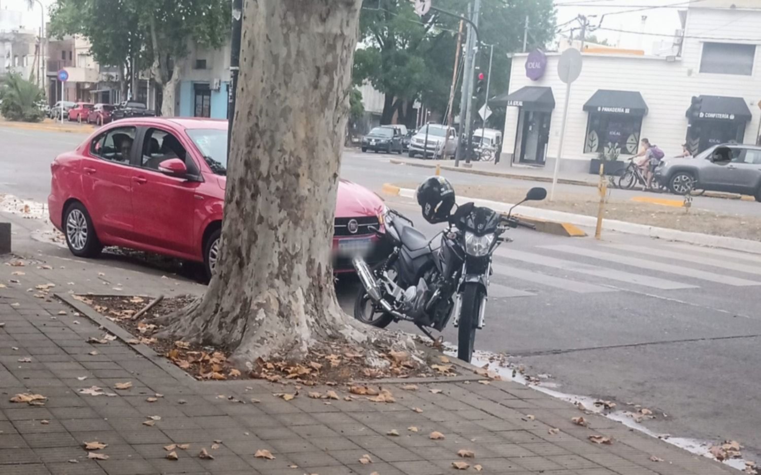 "Estacioná donde quieras", una costumbre que no tiene fin en La Plata