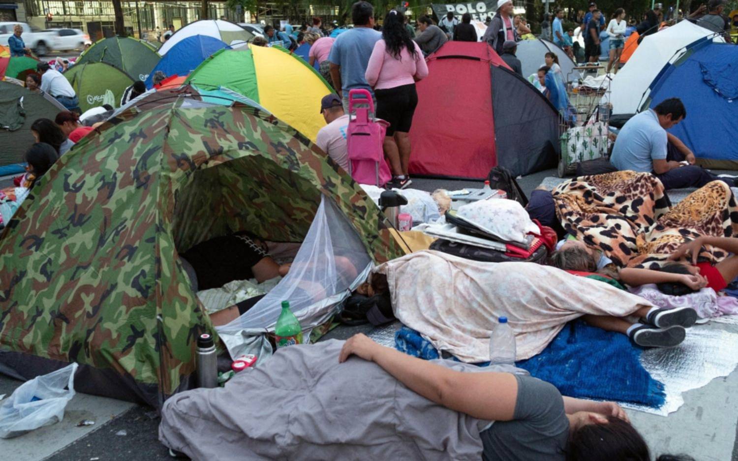Después de 20 horas, levantan el acampe piquetero en Avenida 9 de Julio