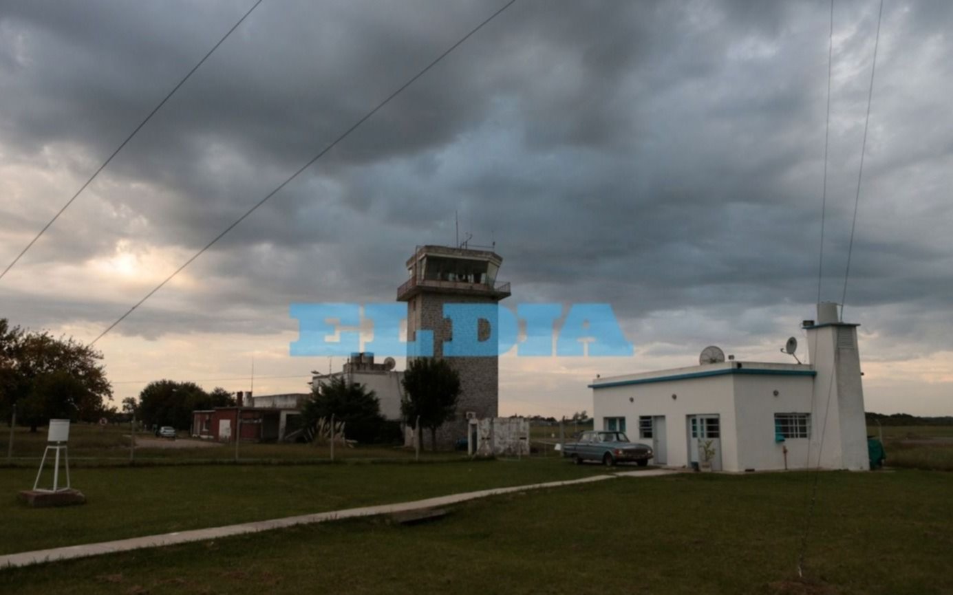 En el Aeropuerto de La Plata dicen que "pasó algo muy raro" y que las luces se encendieron
