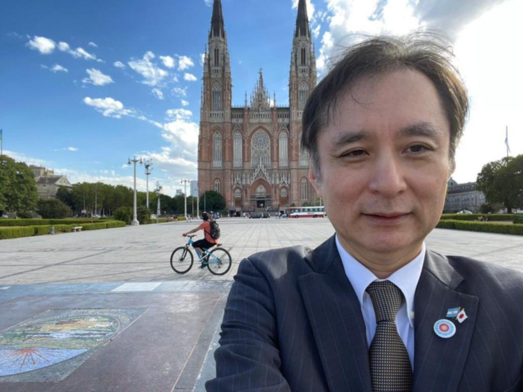 El embajador japonés, desorientado en las callecitas platenses