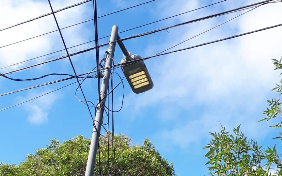 Vecinos de 117 y 35 piden la inmediata reparación de una luminaria: "Titila y se apaga"