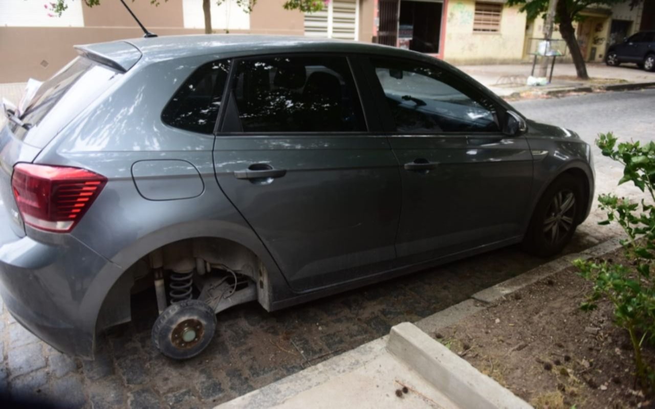 Ataque robarruedas en un barrio de La Plata: "Los autos están en el piso"