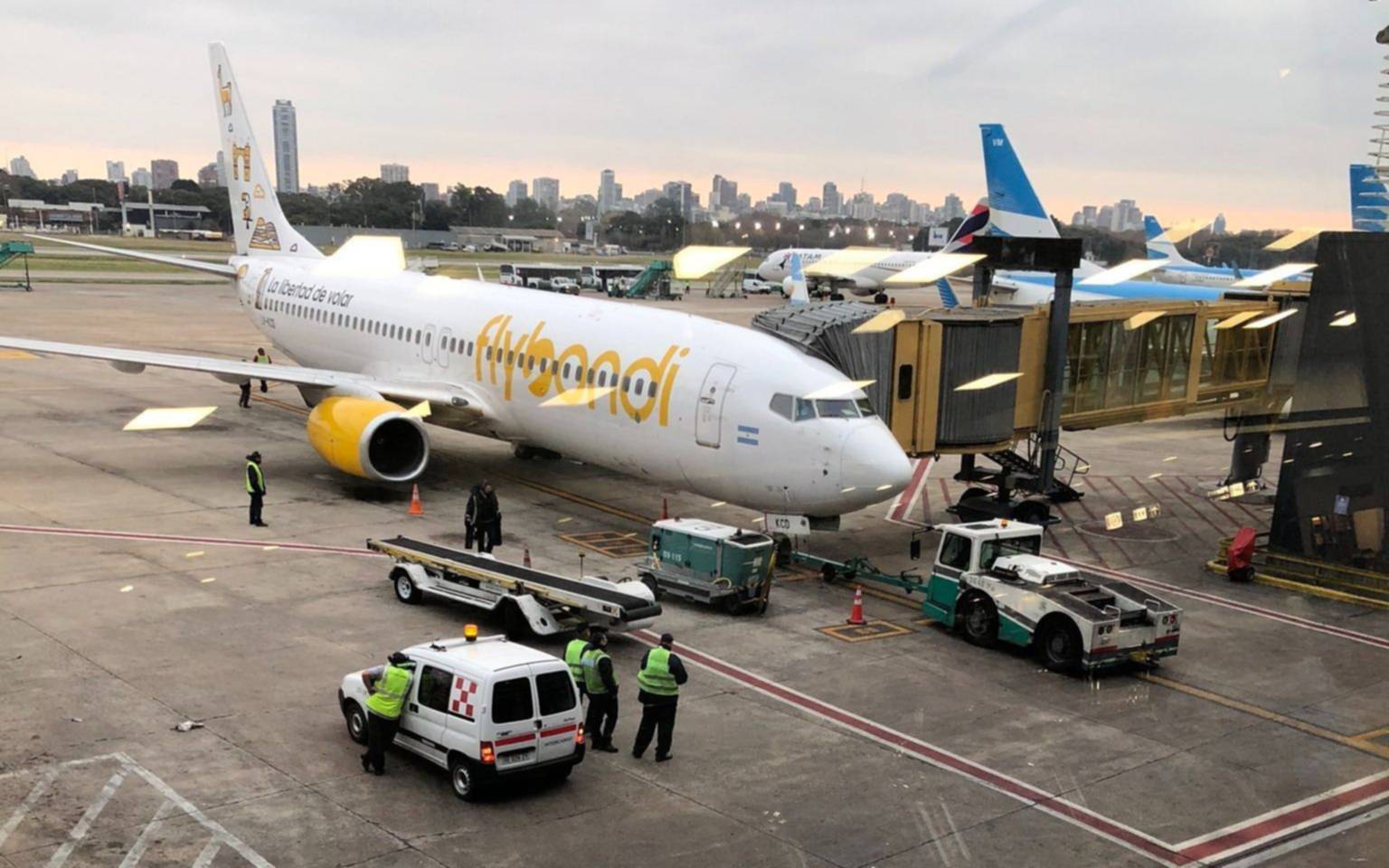 ¿Qué explicó Flybondi sobre el avión que dio vueltas en círculo sobre La Plata?