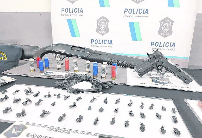 Encuentran armas de fuego y droga tras un allanamiento