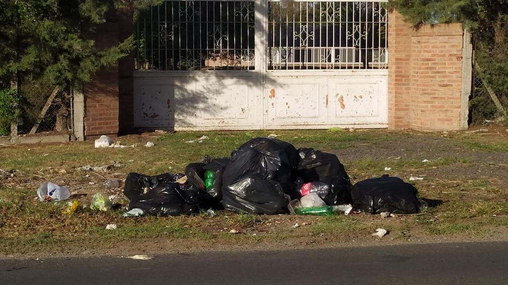 Reclamo por el vuelco de residuos fuera de los canastos