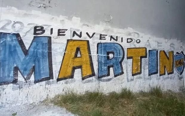 Palermo vuelve a la bombonera y los hinchas lo reciben con pintadas: "Bienvenido Martín, esta es tu casa"