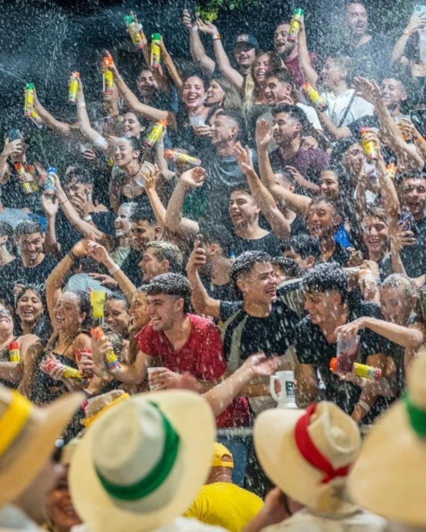Finde a puro carnaval: la Provincia bajo espuma y color