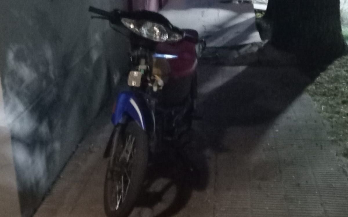Misterio por una moto abandonada en La Plata: los vecinos afirman que "podría haber sido robada"