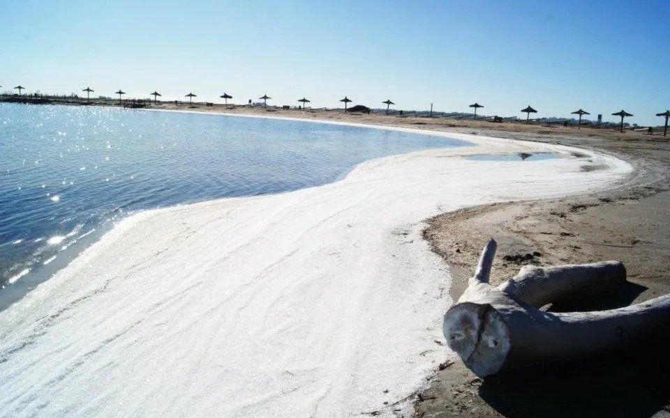 Un manto de sal volvió a cubrir las costas del Lago Epecuén en Carhué
