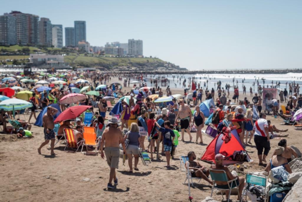 Mar del Plata a pleno: salió el sol y las playas estallaron