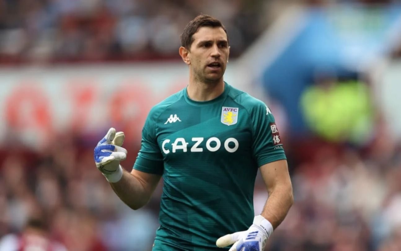 El "Dibu" Martínez, muy criticado por el DT de Aston Villa: "No es inteligente, no es consciente de cómo queremos jugar"