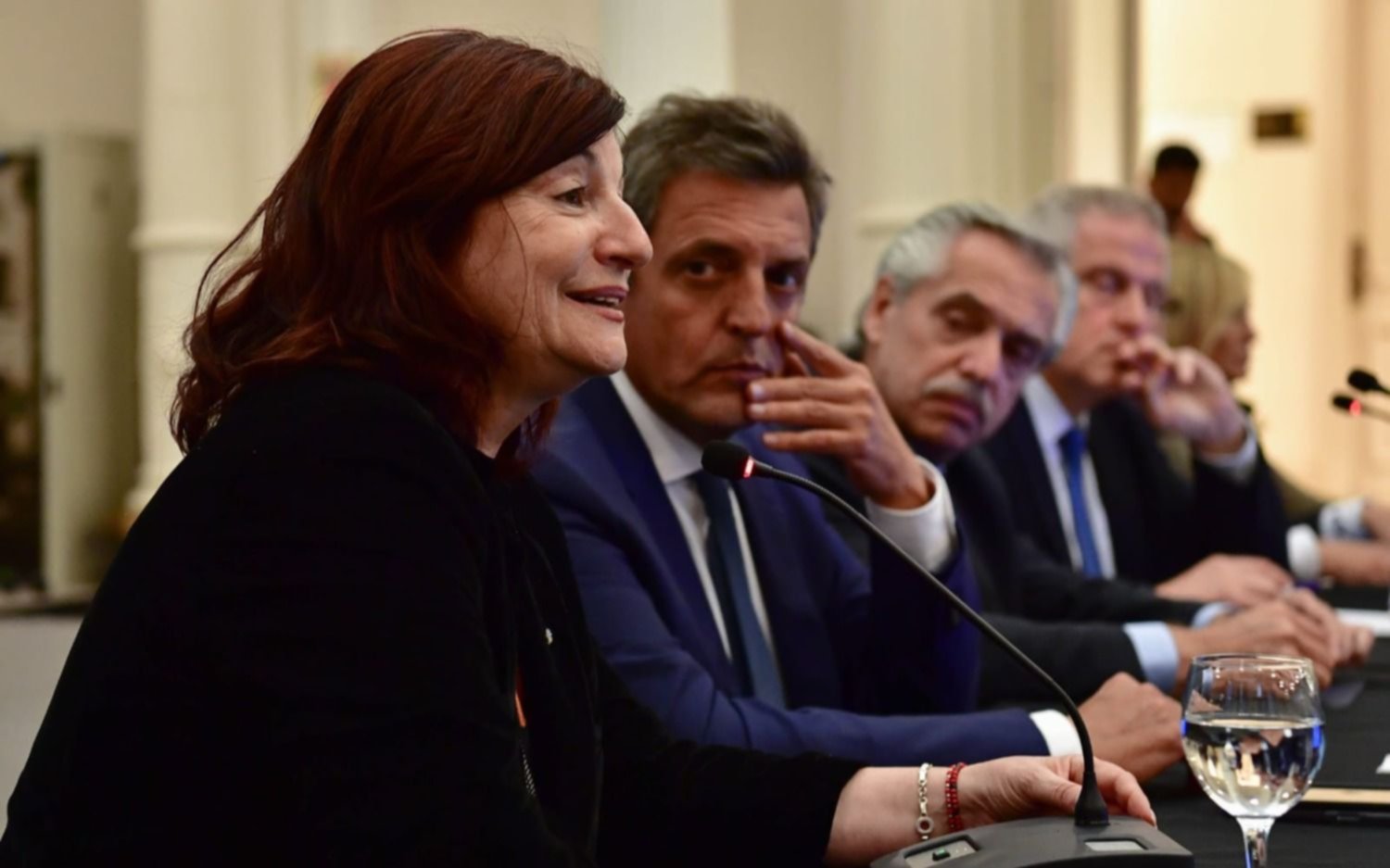 El Gobierno admitió que la inflación de enero fue "un golpe" e insistió con paritarias del 30% semestrales