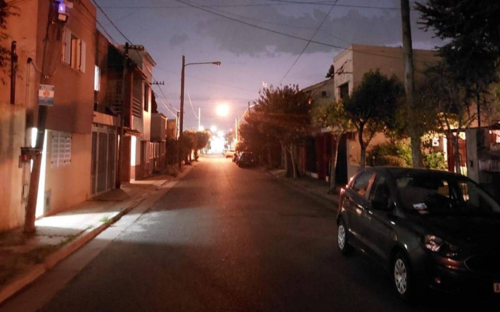 Vecinos de Ringuelet preocupados por la falta de luminarias: "Está todo oscuro,  hay que estar atentos de noche"