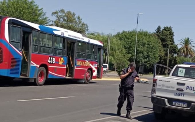 El tránsito se cobró otra vida en La Plata: murió un ciclista embestido por un colectivo