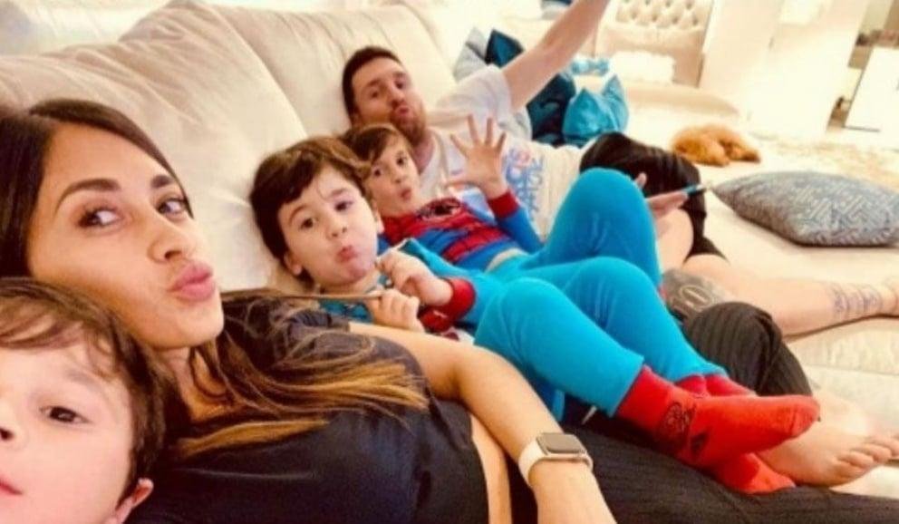 Messi aprovecha la licencia y visita Barcelona en familia