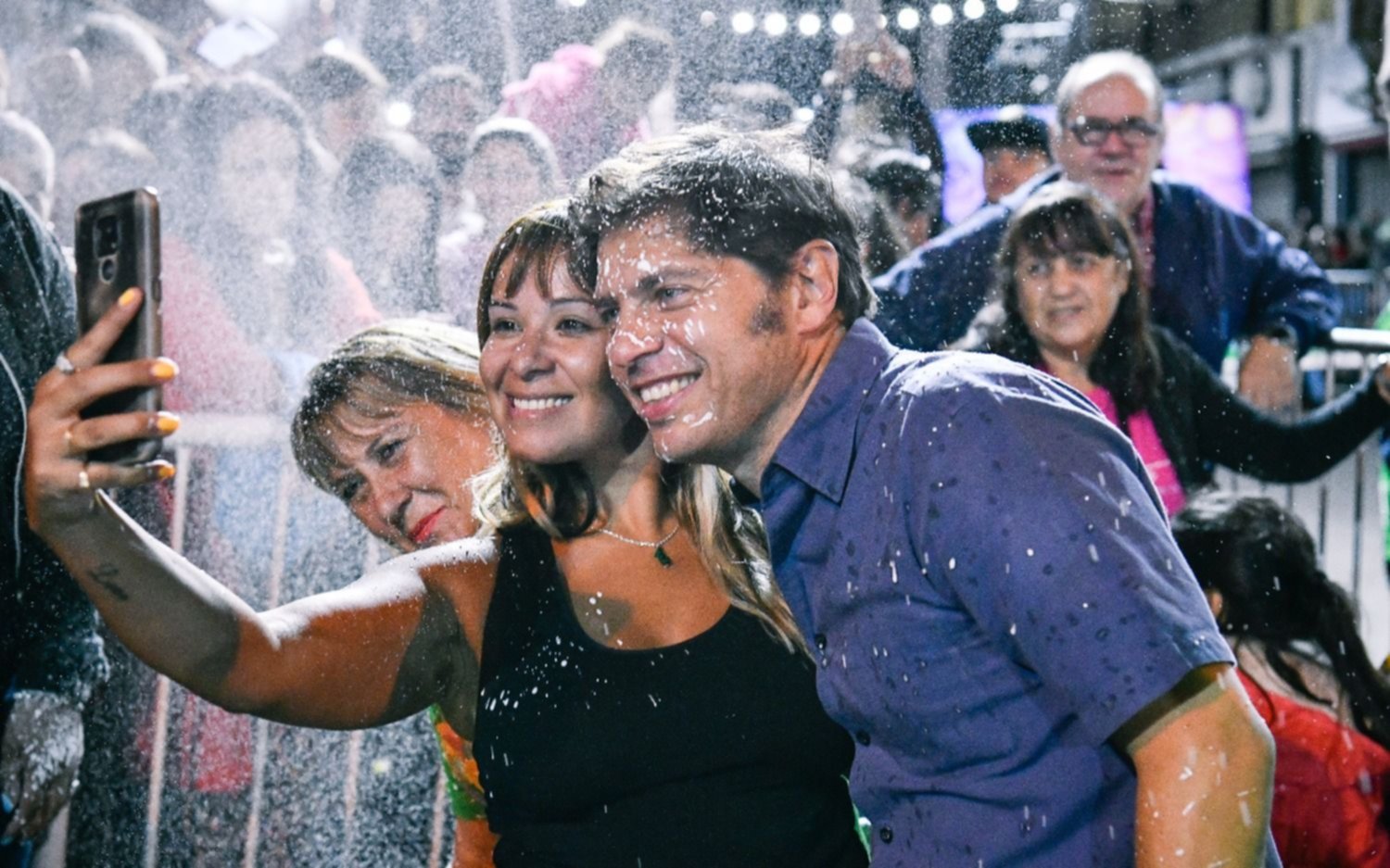 Kicillof se animó y estuvo en el cierre de los carnavales en Ensenada