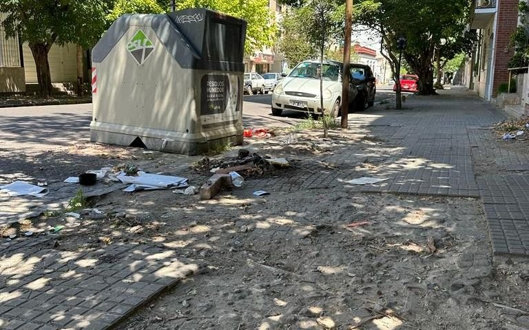 Veredas rotas y mugre en pleno centro de La Plata