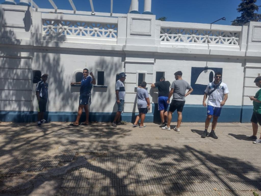 Los hinchas madrugaron en el feriado para poder asegurarse una entrada