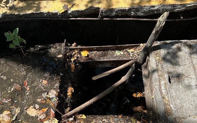 Un sumidero obstruido y peligroso desde hace mas de tres meses