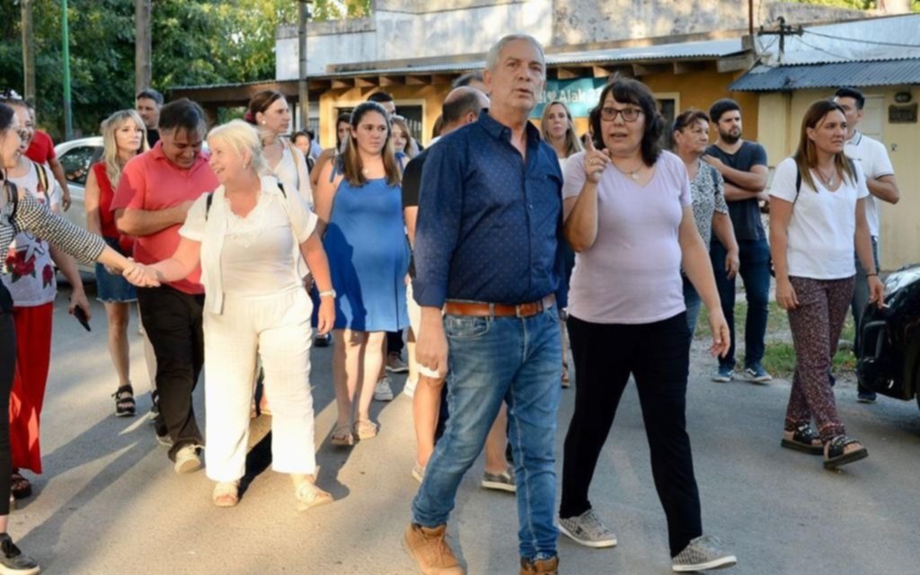 Julio Alak y una mateada en Etcheverry: los pedidos de los vecinos que le llevará a Kicillof