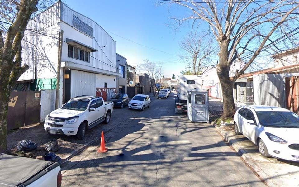 City Bell: bajó de un camión y murió