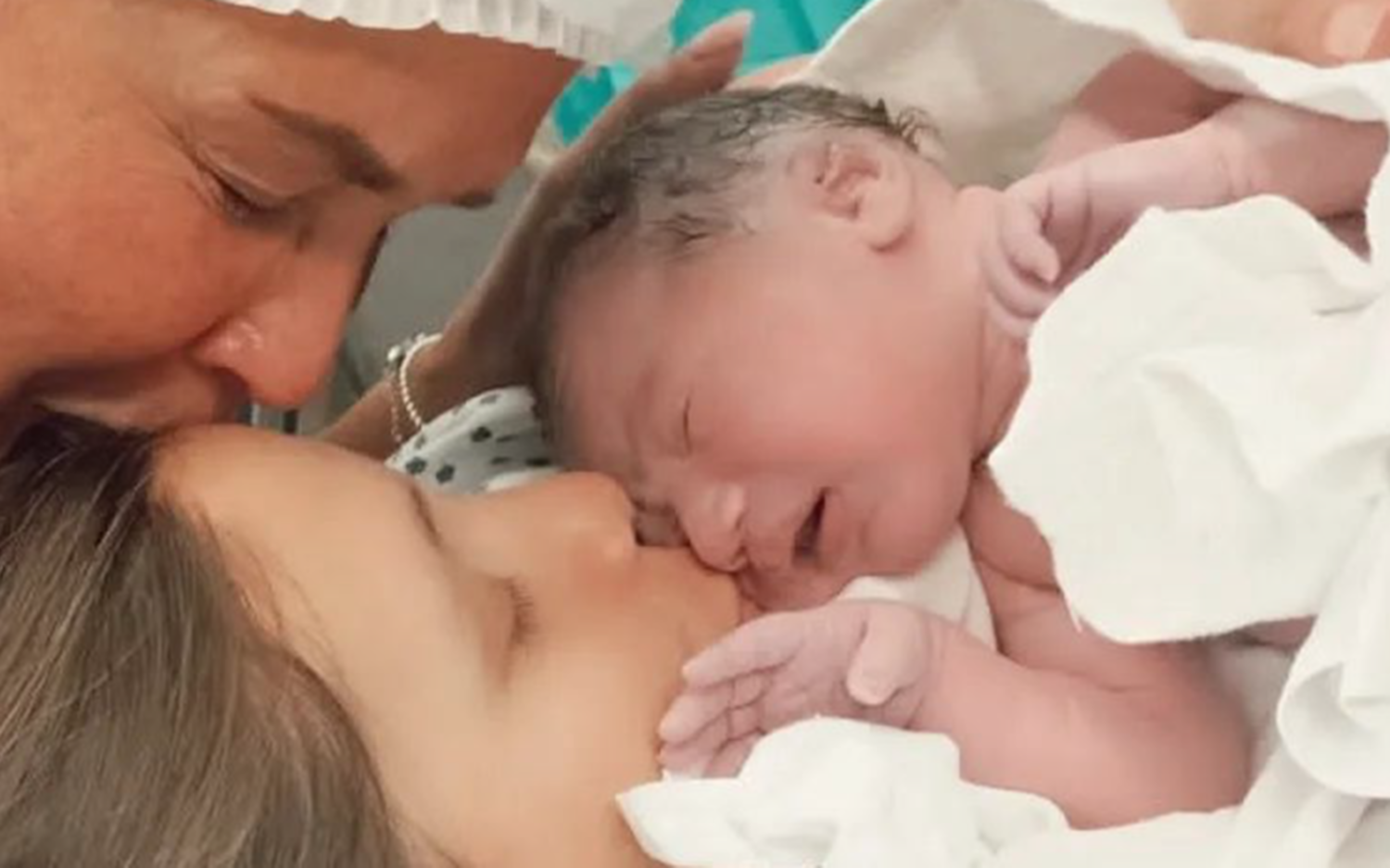 Llegó la cigüeña: Barbie Vélez anunció el nacimiento de su hijo 