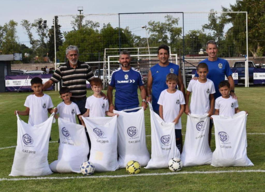 Donación de 320 remeras y pantalones para el fútbol infantil