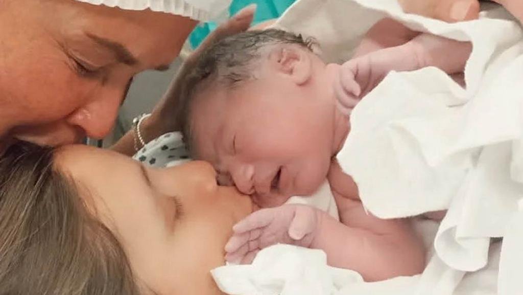 Nació Salvador, el hijo de Barby Vélez y Lucas Rodríguez