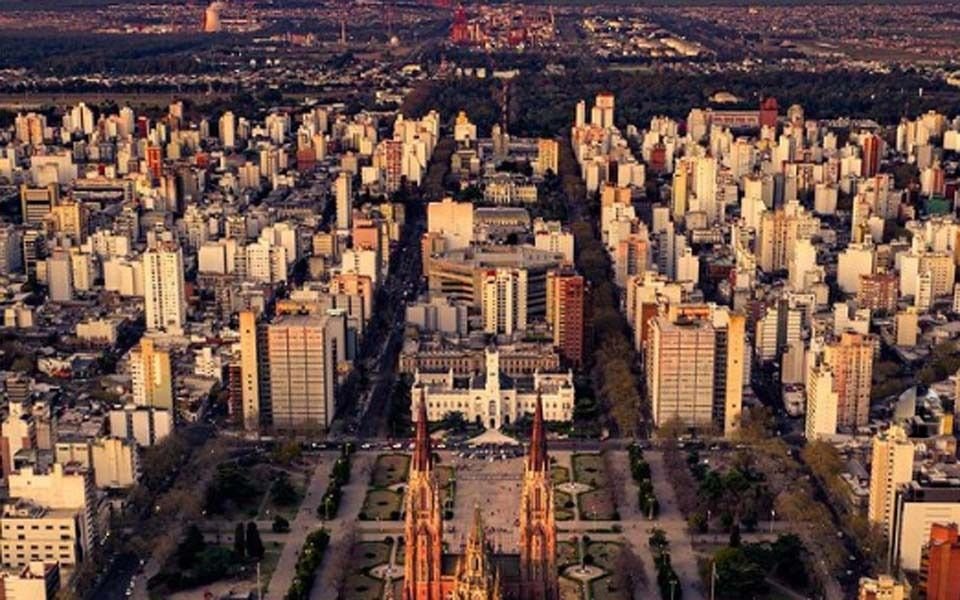 Por qué los aviones en problemas usan al cielo platense como área de emergencia