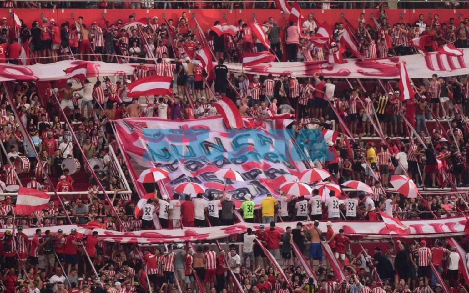 FOTOS | Los hinchas se bancaron la lluvia de la previa