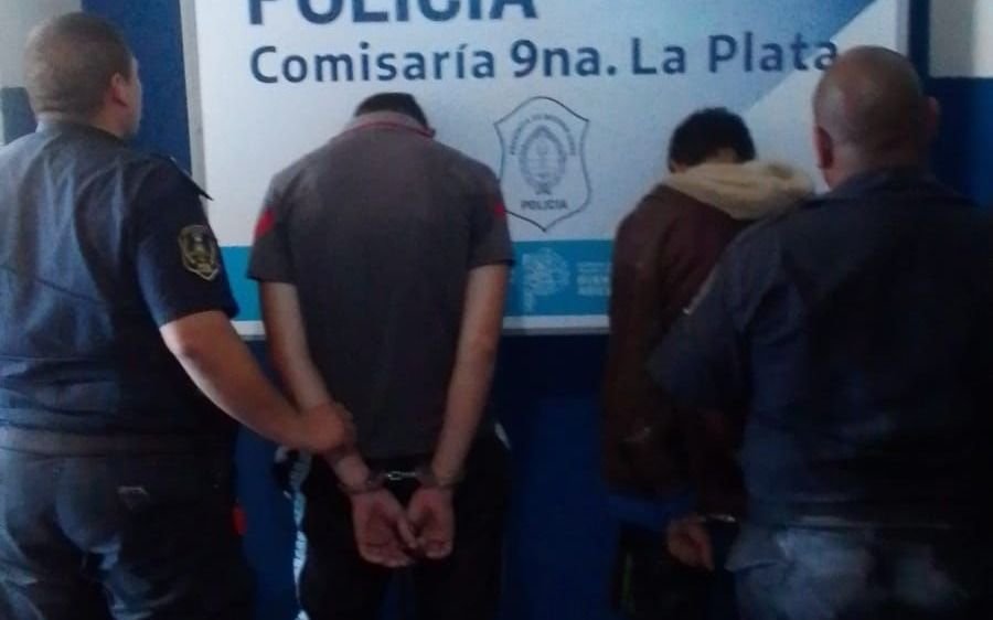 Cayeron tras robar una notebook en La Plata: uno es menor y entró más de 15 veces a la Comisaría 