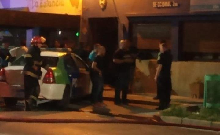 Reos queman colchones y dejan a dos policías al borde de la muerte