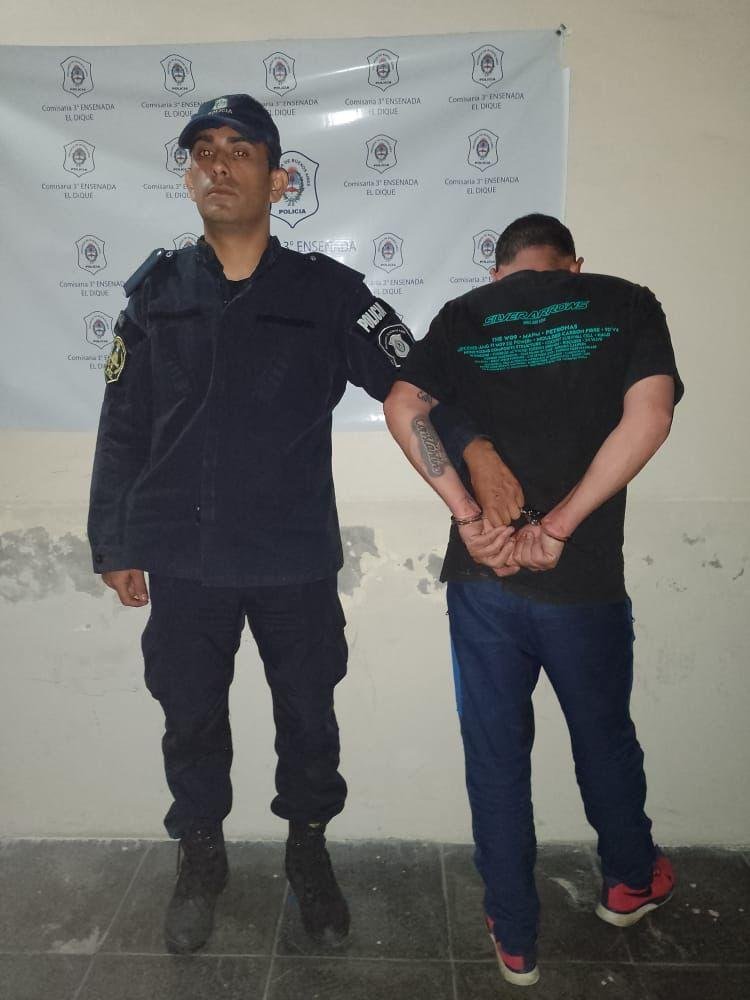 Le pegó a la expareja en Ensenada y en la comisaría embocó a un policía