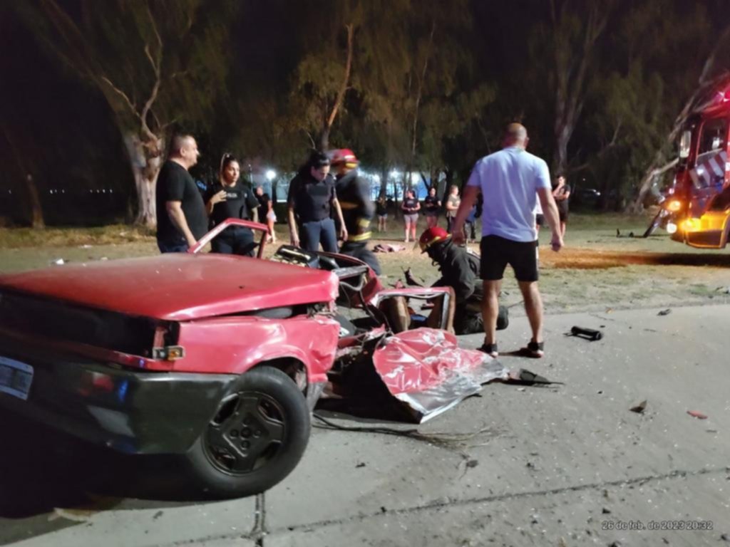 Un auto se partió en dos en Diagonal 74