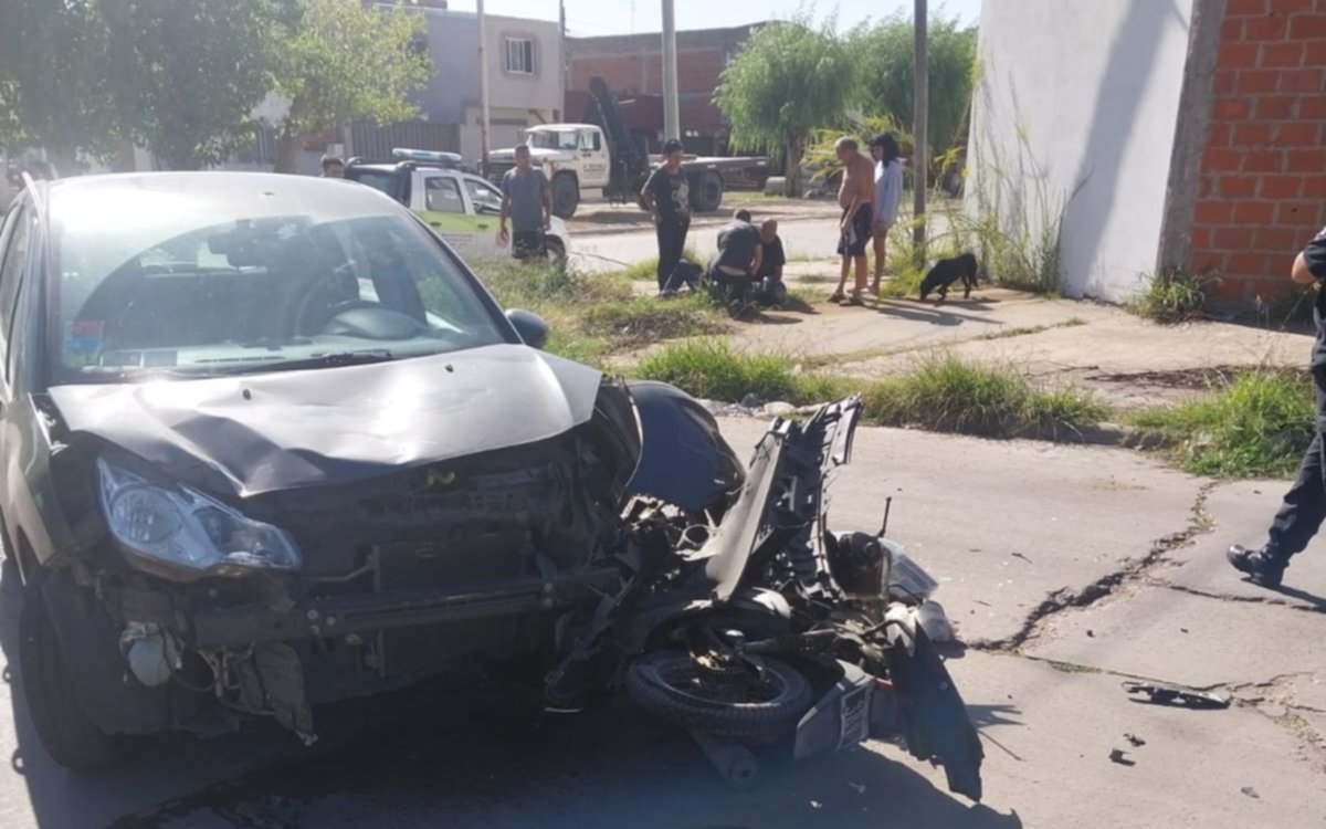 Impactante choque entre un auto y una moto dejó una persona herida en La Plata