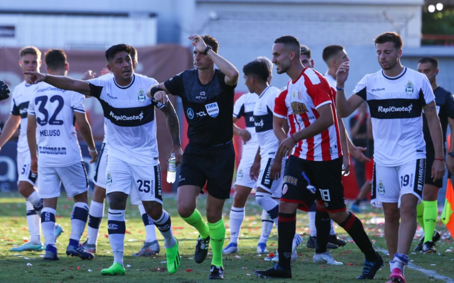 Gimnasia mejoró y mereció empatar, pero perdió 1 a 0 y hubo polémica por un gol anulado