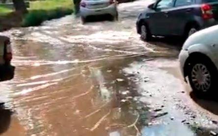 Denuncian una caudalosa pérdida de agua en adyacencias de una planta de ABSA