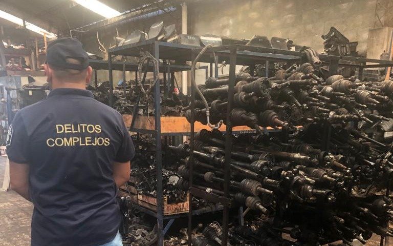 Operativos en desarmaderos de La Plata: secuestran cientos de autopartes