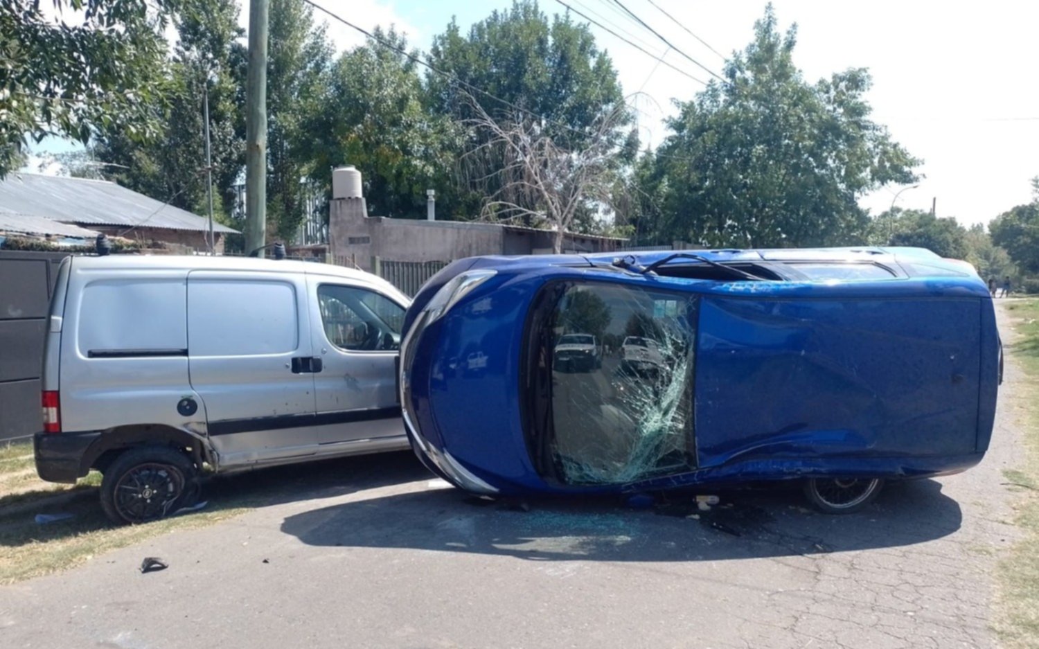 Robo, persecución, choque y vuelco en Villa Elisa