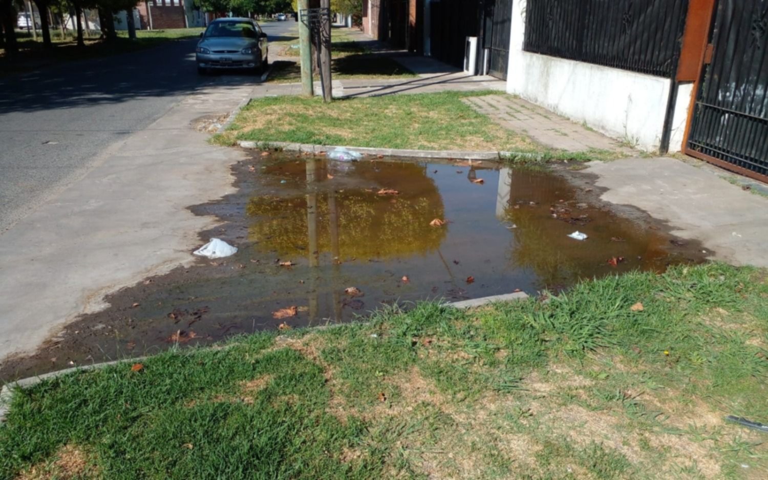 Vecinos de Los Hornos reclaman una pérdida de agua que "hace tiempo no se soluciona"