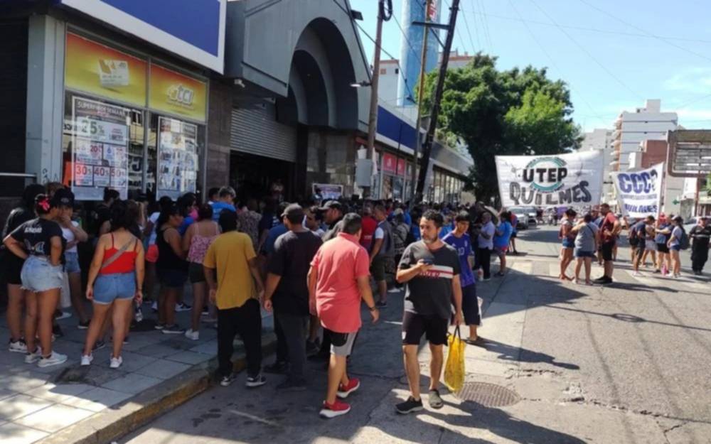 Manifestaciones para pedir comida frente a hipermecado en Quilmes