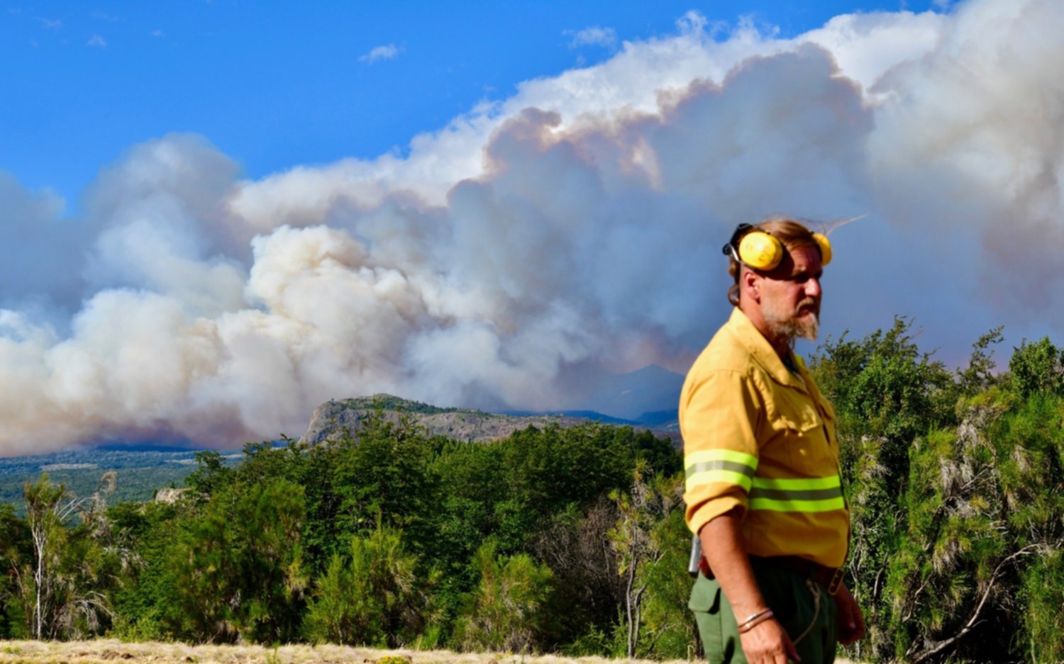 El Bombero de Ensenada que combate el incendio en Los Alerces: el fuego devoró 2.500 hectáreas
