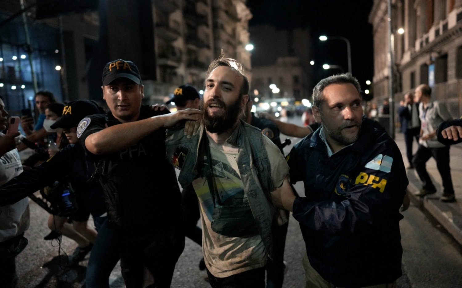 Debate por la Ley Ómnibus en el Congreso: Gendarmería avanza contra los manifestantes, hay heridos y detenidos
