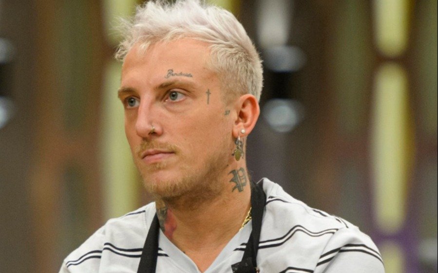 El Polaco enojado por unos gansos que entraron a su patio y le hicieron un desastre