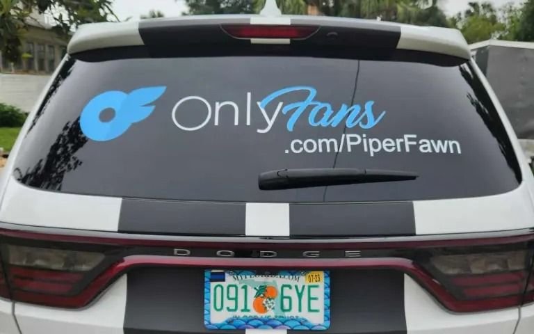 Mamá traviesa: promocionaba su onlyfans en el auto y le prohibieron ir a buscar a su hijo a la escuela