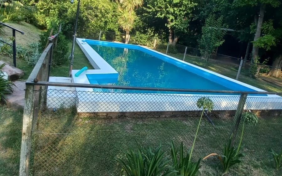 En La Plata se puso de moda la "usurpación" de piletas: chapuzones en banda, corridas y operativos