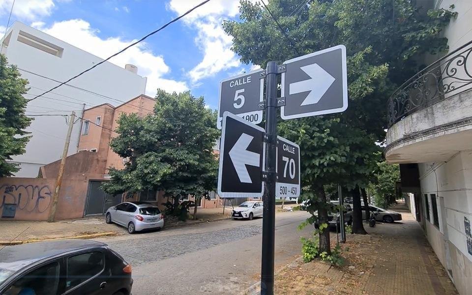 El abogado apuñalado en su casa pelea por su vida