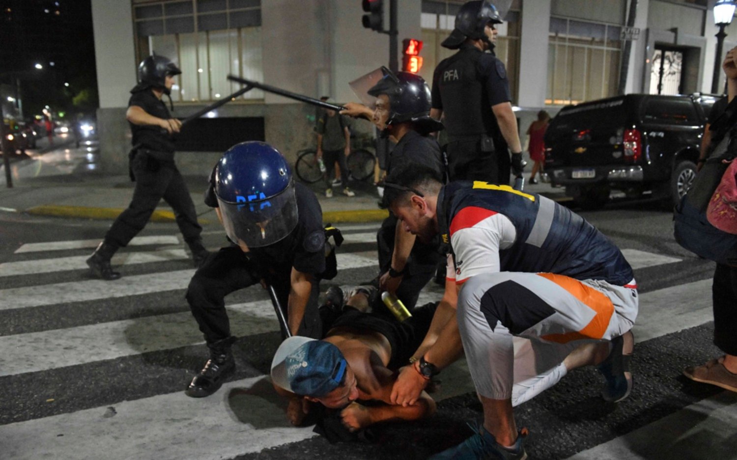 Son 13 los detenidos por los incidentes afuera del Congreso y Bullrich anticipó que presentará una denuncia penal