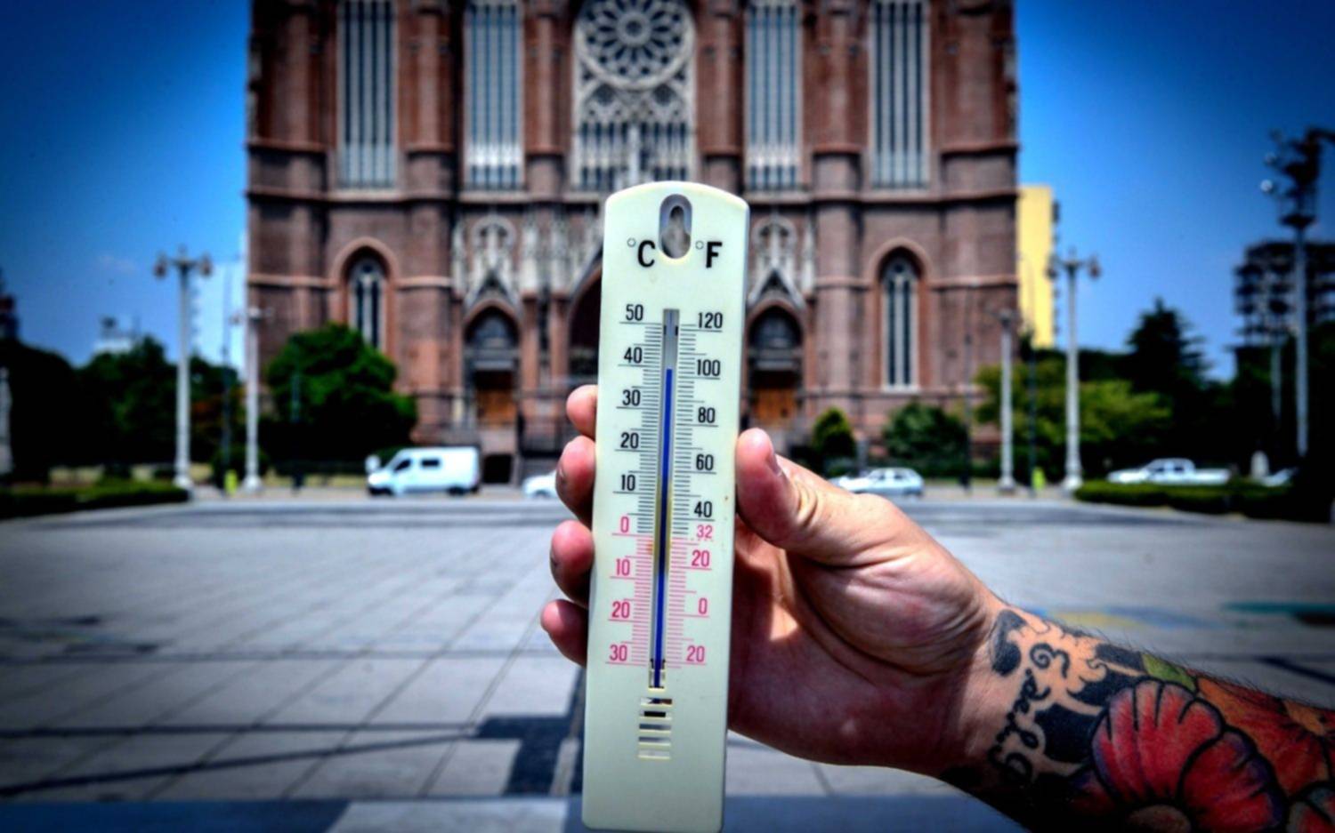 Calor sin tregua este sábado en La Plata: la térmica roza los 35ºC y rige alerta roja 